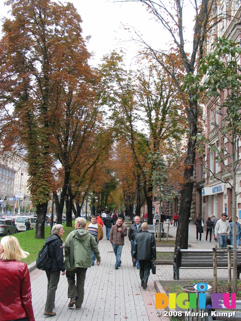 28182 Machteld and Hans in Kiev street